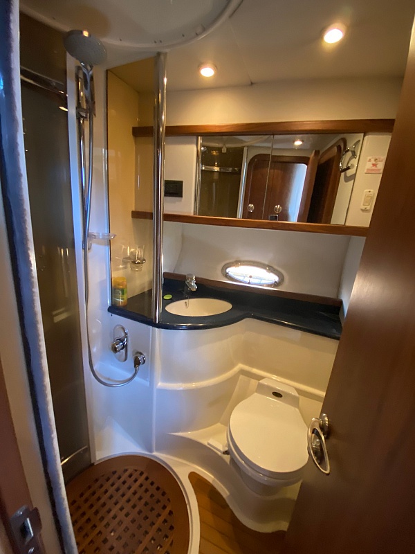 Аренда моторной яхты Sunseeker 44 в Москве - душ